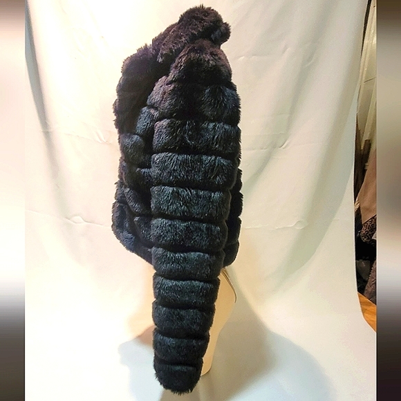 Blendshe cropped black faux fun fur jacket size L - Picture 2 of 11